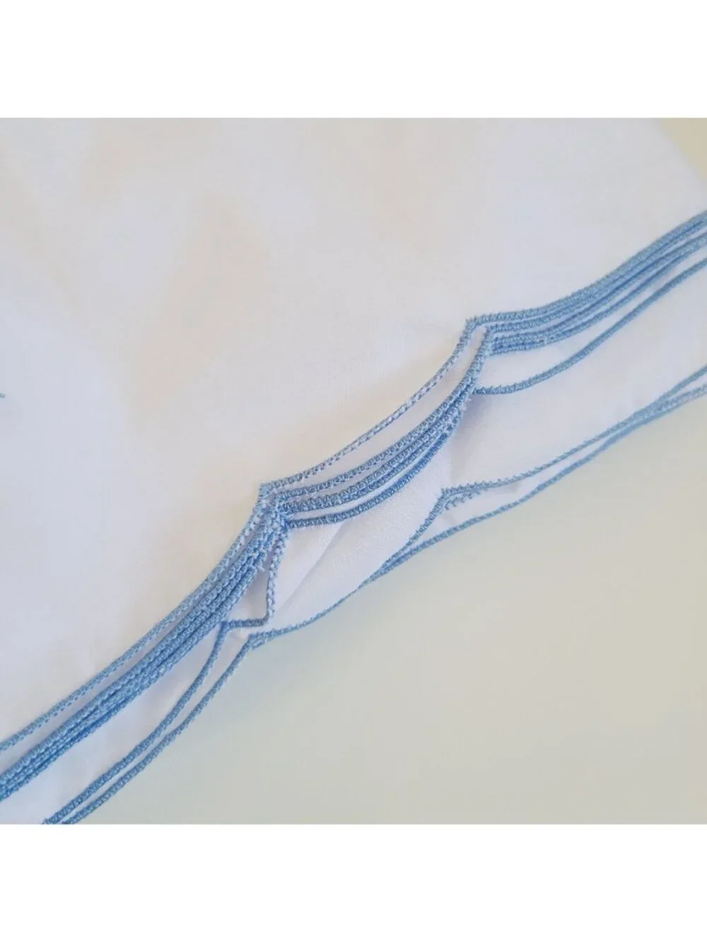 Vintage Linen Tablecloth Peacock Set With Embroidered Daisies Perma Press *READ*